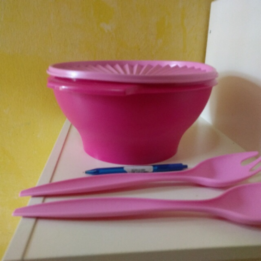 TUPPERWARE 3.8L SALAD BOWL & SALAD FORK PINK