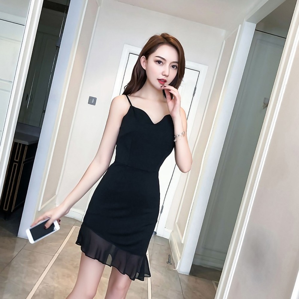 Sexy V-neck low-cut tight-fitting hip strap dress image.