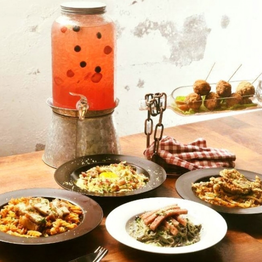 Pasta for 4 person with drinks & ice cream Pasta for 4 person with drinks & ice cream