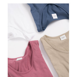 image of 下擺圓弧造型素面短T 四色售 Hem Arc Shape Plain Short T Four Colors