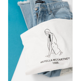 image of 悠閒行走的女孩字母印花棉T Leisurely Walking Girl Letter Printed Cotton T